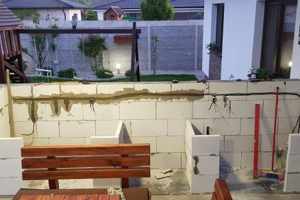 výstavba terasy so záhradným sedením a kuchyňou
