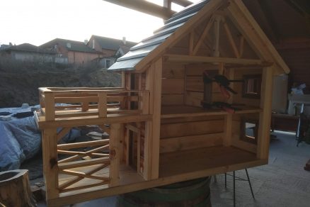 výroba dreveného domčeku pre bábiky