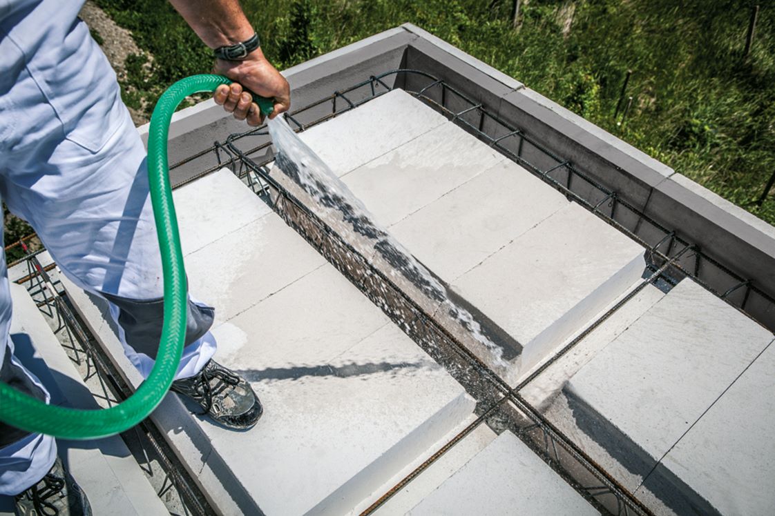 Pred betonážou stropu sa vykoná kontrola podľa výkresu skladby, uloženie betonárskej ocele a predpísané nadvýšenie. Strop dôkladne navlhčíme vodou. Po strope sa dá chodiť bez rizika prepadnutia.