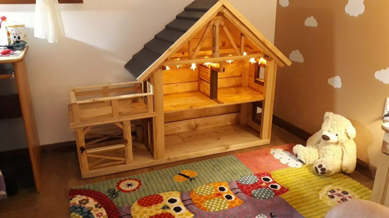 drevený domček pre bábiky