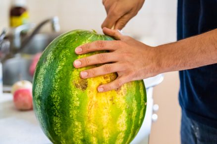 krájanie zrelého melónu
