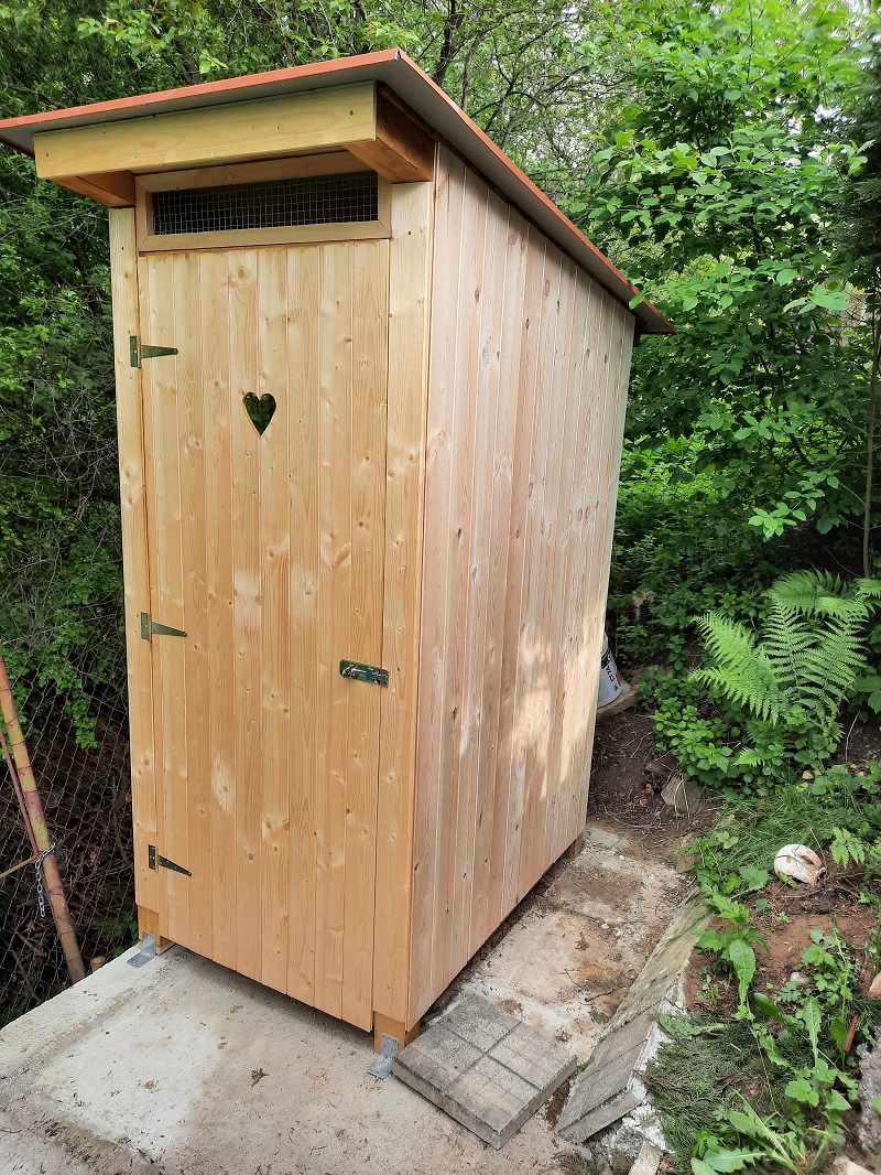 nová latrína v záhrade