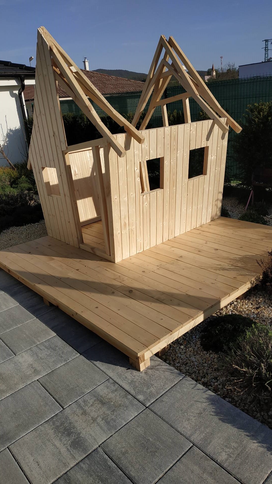 stavba záhradného domčeka pre deti