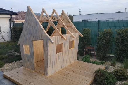stavba záhradného domčeka pre deti