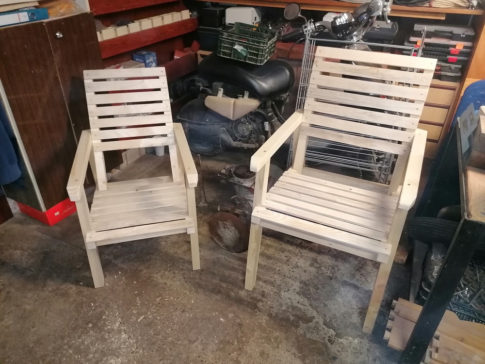Výroba drevených stoličiek do záhrady
