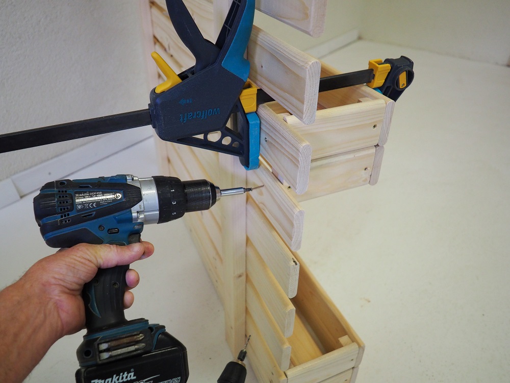 Spodnú debničku upevnite pomocou skrutiek do dreva k dvom spodným doskám. Ostatné menšie debničky upevnite ľubovoľne na základný rám tiež pomocou skrutiek do dreva.