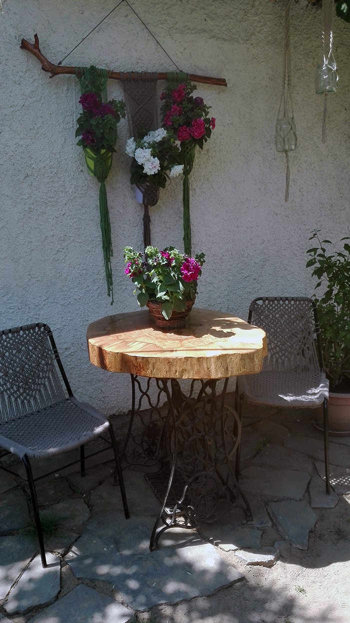 záhradné posedenie z dubovým stolom a stoličkami