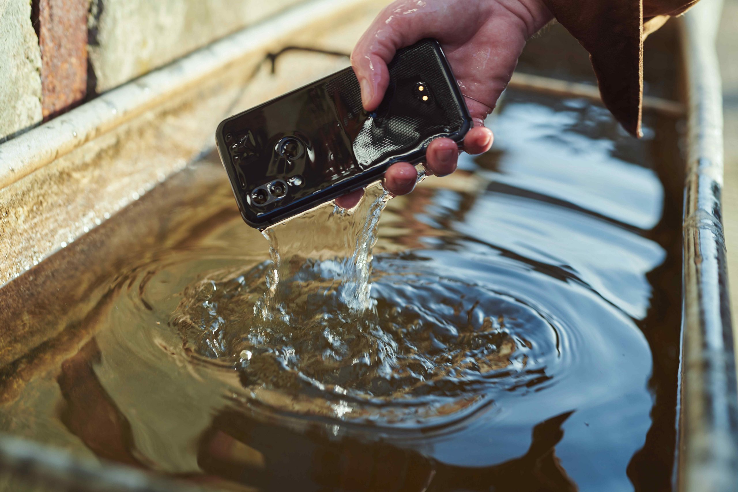 Odolný smartfón vybraný z vody