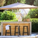 Záhradný bar s barovými stoličkami