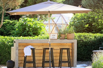 Záhradný bar s barovými stoličkami