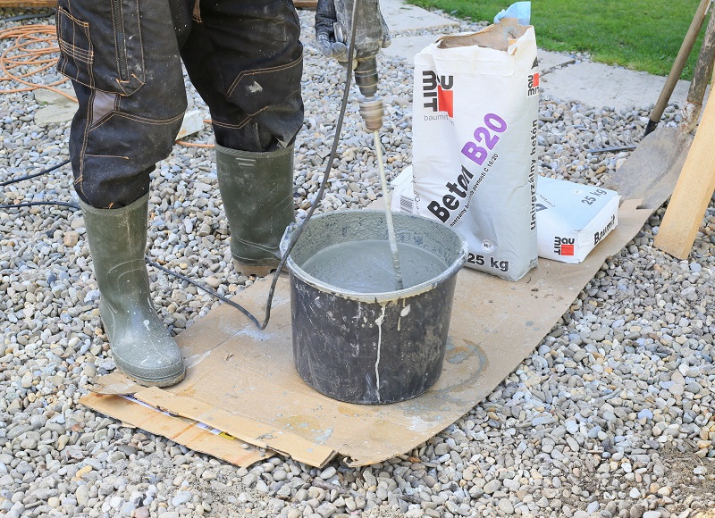 Vo vedre zamiešajte betónovú zmes s vodou. V našom prípade sme spotrebovali 25 vriec betónu na plochu 2 500 × 1 150 mm, pričom výška vrstvy bola 100 mm.