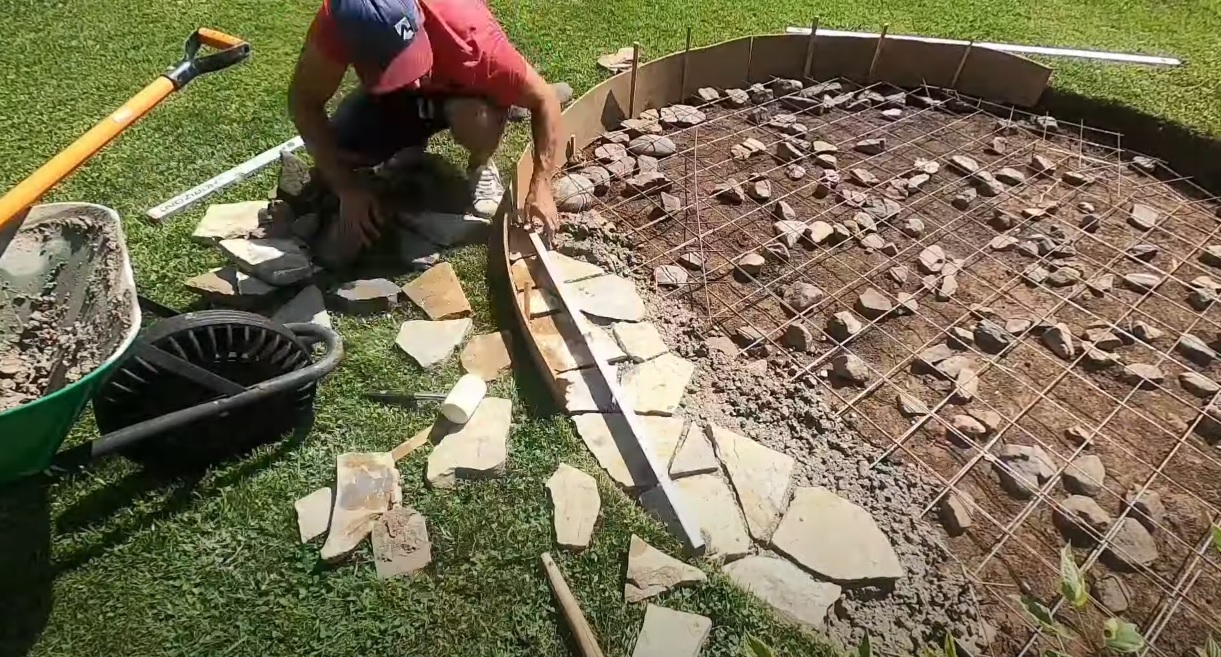 Príprava kamennej dlažby v záhrade