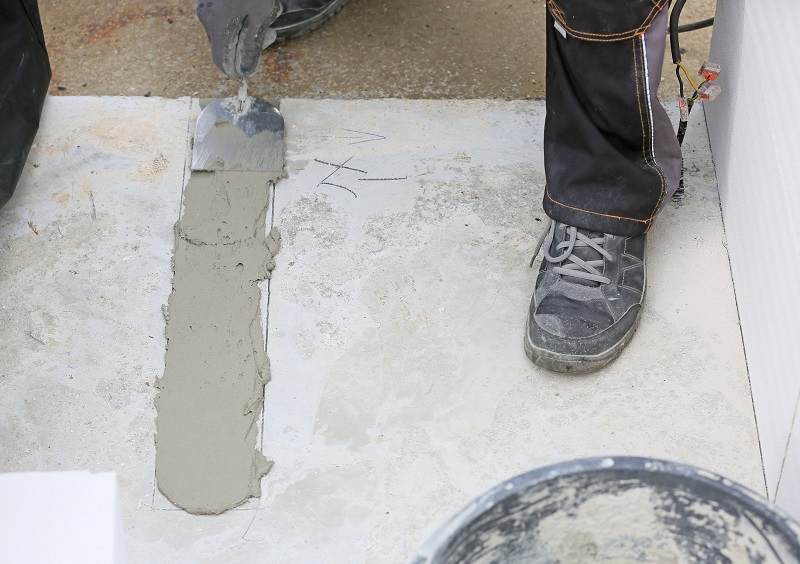 Keď betón základovej dosky stuhne (za minimálne 3 dni), na betónový podklad nakreslite obrys celého baru na grilovanie. 