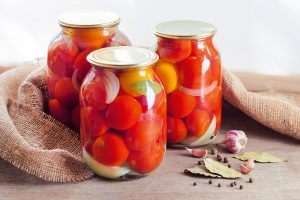 Konzervujeme rajčiny: Najlepšie recepty, ako si ich vychutnávať aj niekoľko mesiacov