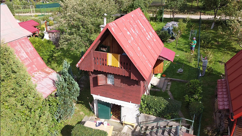 Záhradná chatka pred rekonštrukciou strechy