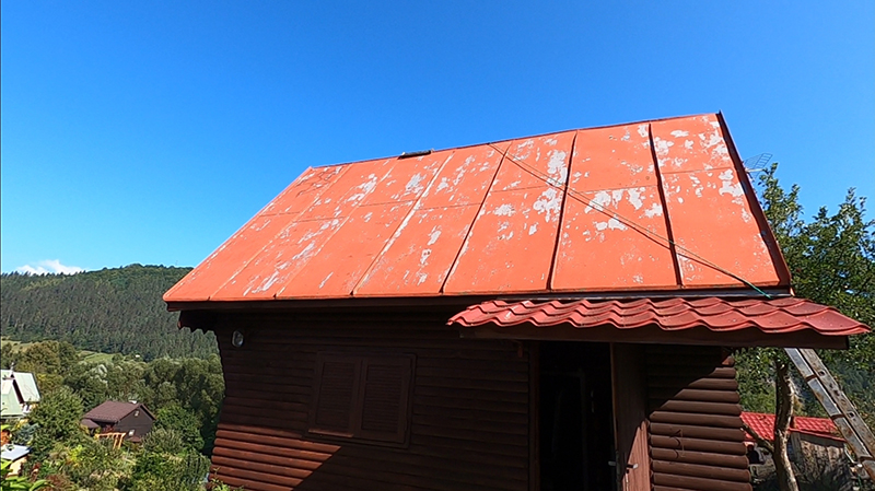 Záhradná chatka pred rekonštrukciou strechy