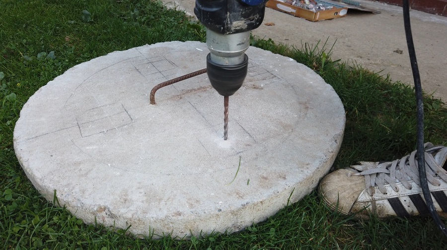 Výroba stolíka z betónového poklopu od žumpy