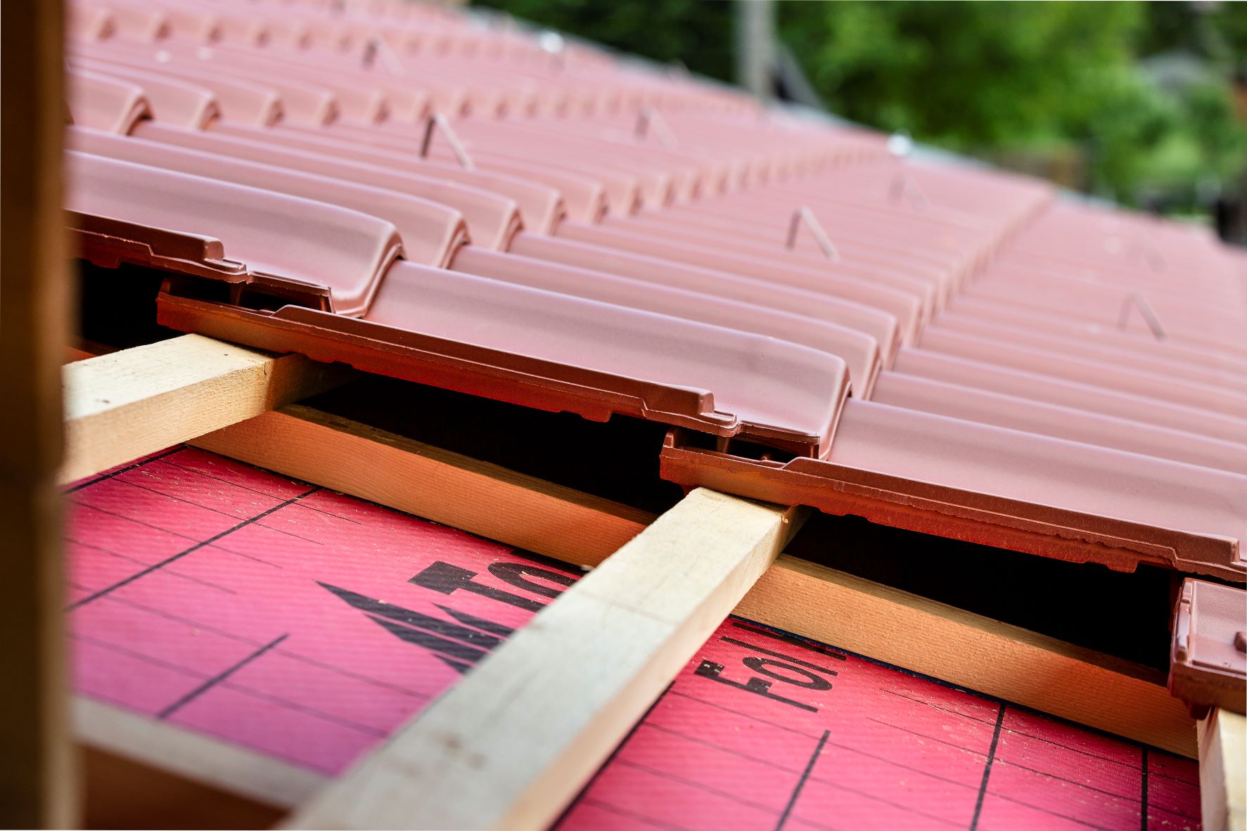 Veľkoformátové posuvné škridly Samba sú vhodné aj na strechy s nízkym sklonom. Premyslený systém odvodňovací drážok efektívne odvedie zrážkovú vodu na celú plochu krytiny. S patričným hydroizolačným systémom optimálne spĺňa technické požiadavky na nízke strechy.
