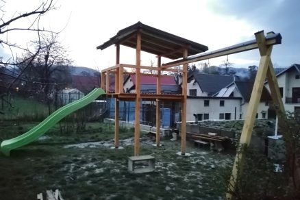 Stavba detského domčeka so šmykľavkou a hojdačkou