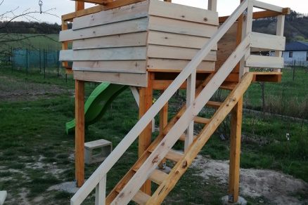 Stavba detského domčeka so šmykľavkou a hojdačkou