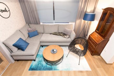 Obývačka s bledohnedým gaučom