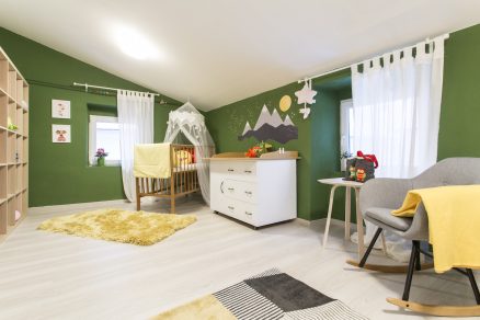 Detská izba s postieľkou a zelenou stenou