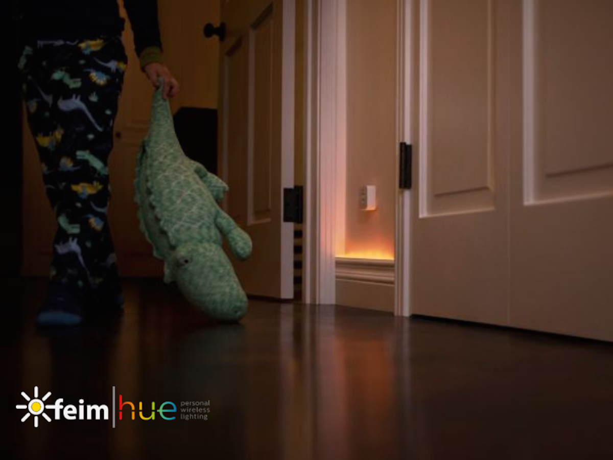 Osvetlenie schodov Philips Hue LightStrip Plus. 