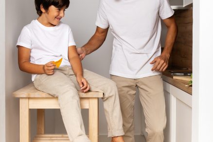 Muž so synom v bielych tričkách v kuchyni