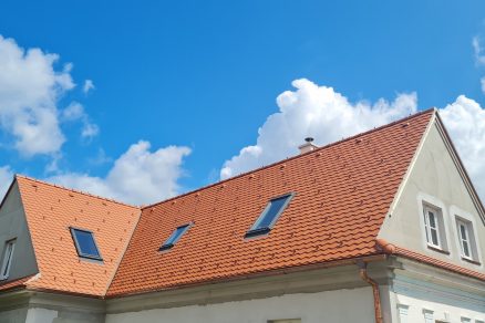 Rodinný dom so šikmou strechou a strešnými oknami