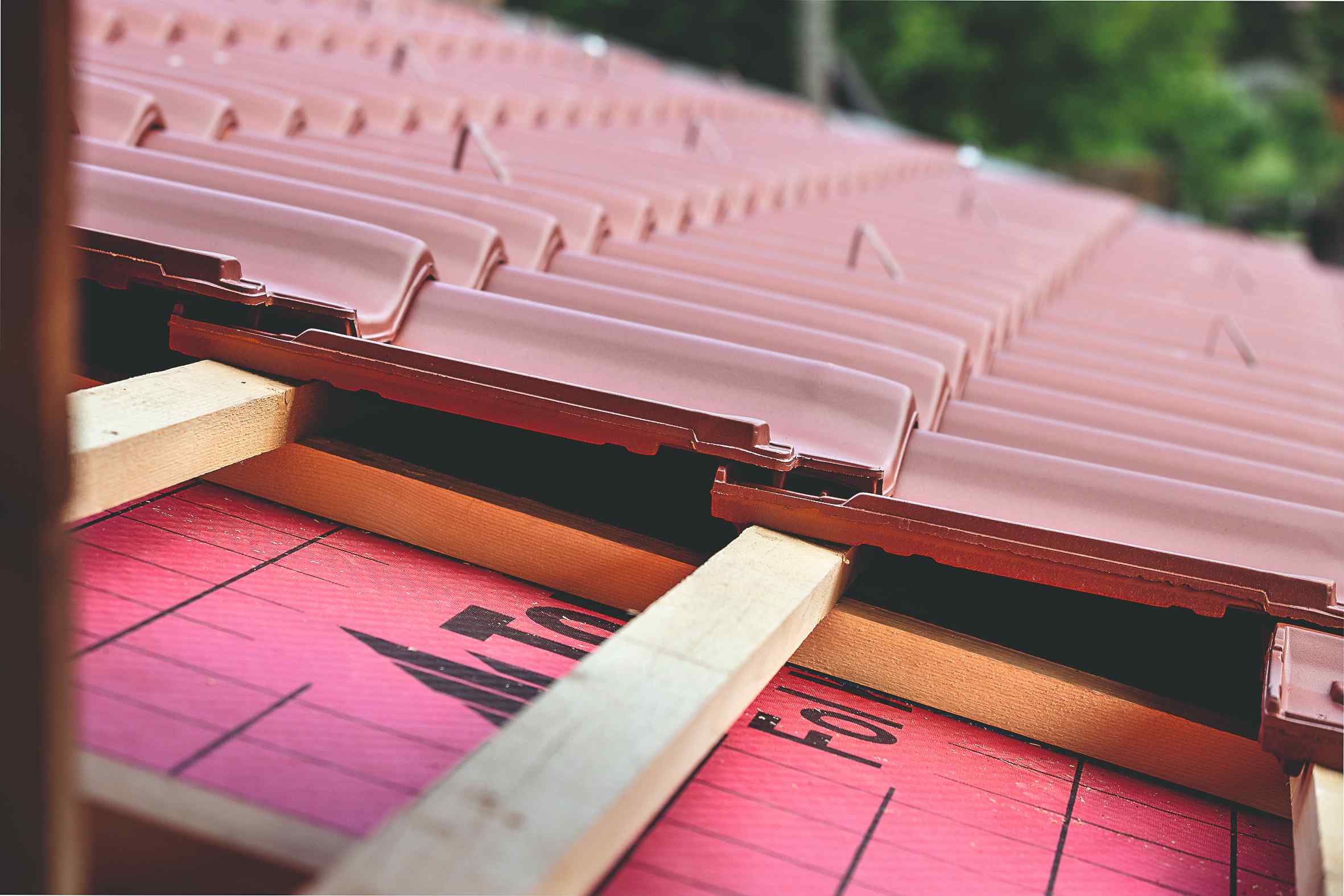 Veľkoformátové posuvné škridly sú vhodné aj na strechy s nízkym sklonom. Premyslený systém odvodňovacích drážok efektívne odvedie zrážkovú vodu na celú plochu krytiny.