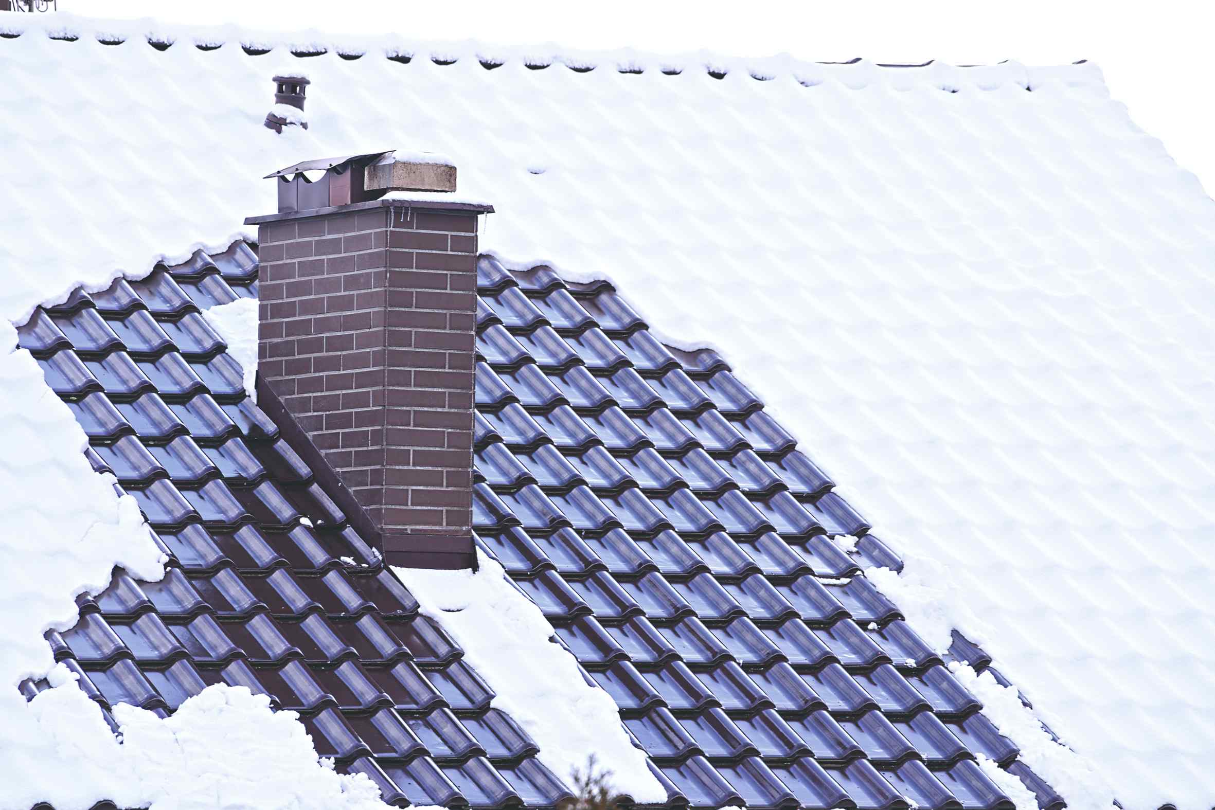 V zime je strecha vystavená väčšej záťaži.