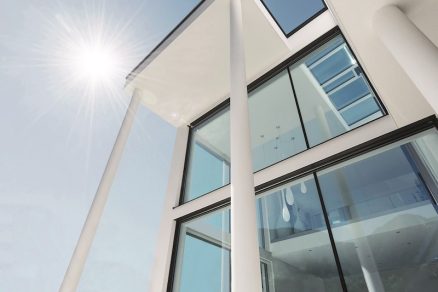 Tepelno-izolačné sklo s pokovením na modernej stavbe