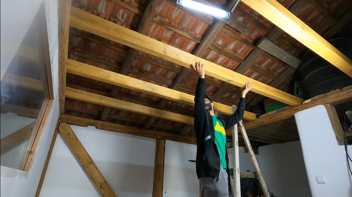 Premena stodoly na dielňu - výroba stropu