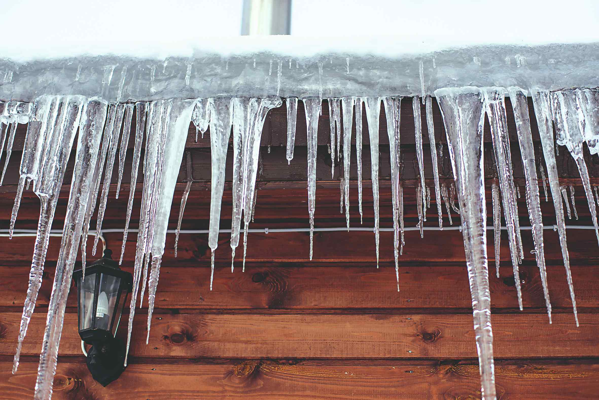 Ľadové kvaple na streche chaty