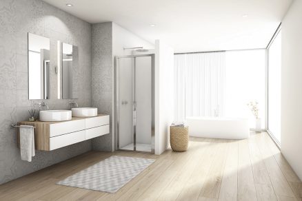 Veľký sprchovací kút v modernej prírodnej kúpeľni