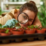 Pestovateľka študuje rastlinky