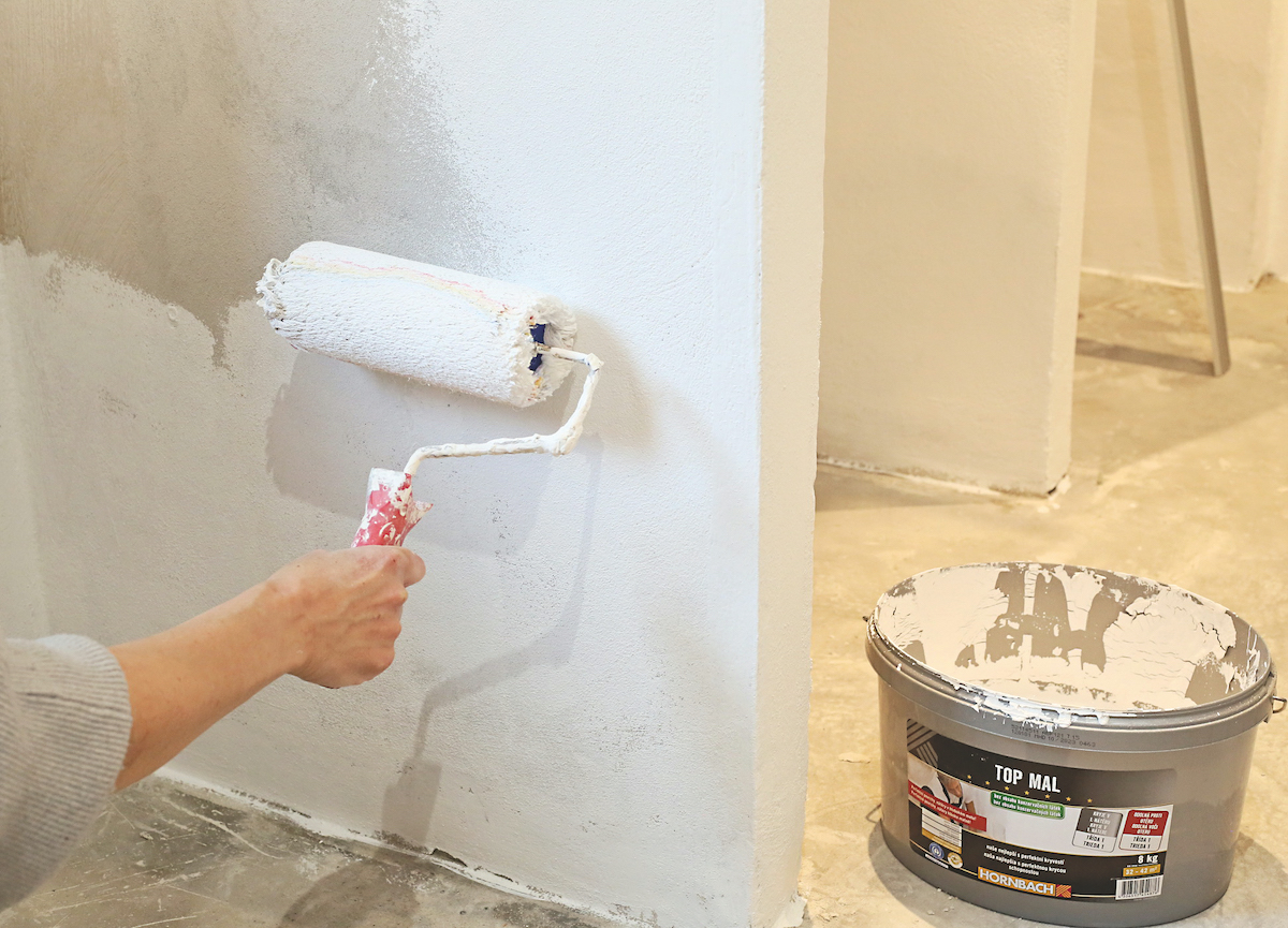 Steny vymaľujte bielou farbou. Ak je pôvodná stena tmavšia, prvú vrstvu naneste s pridaním trocha vody a druhú vrstvu naneste neriedenú. Pri bielej stene stačí jedna neriedená vrstva.