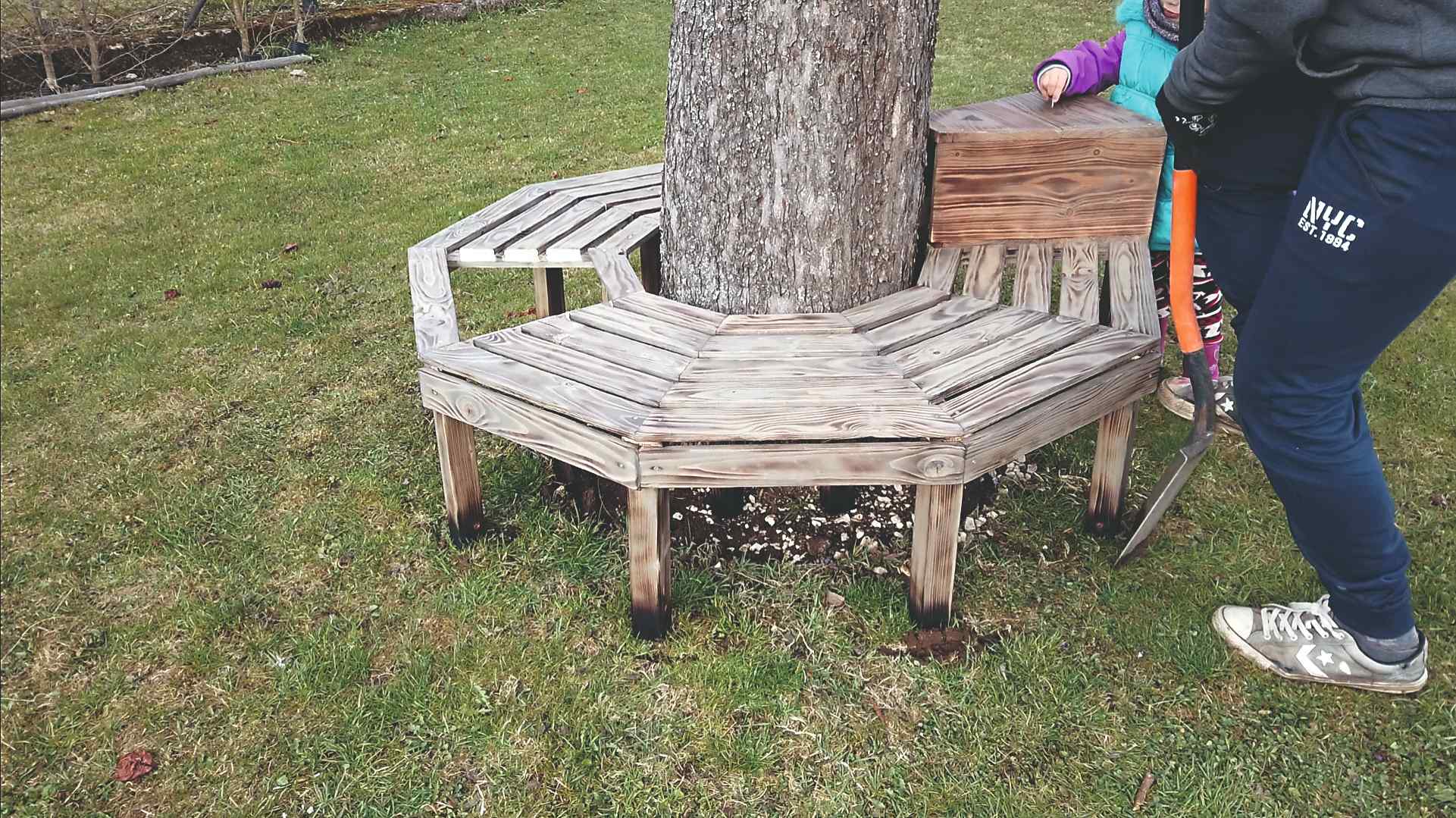 Po zaschnutí lazúry lavičku umiestnite okolo stromu a rýľom vyznačte jej vonkajší obvod.
