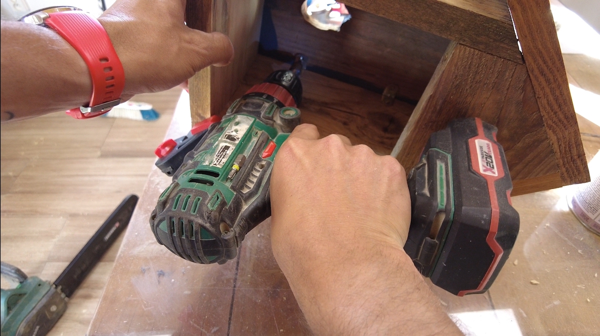 Cez spojovacie uholníky pripevníme drevoskrutkami 3 x 20 mm prednú časť búdky.
