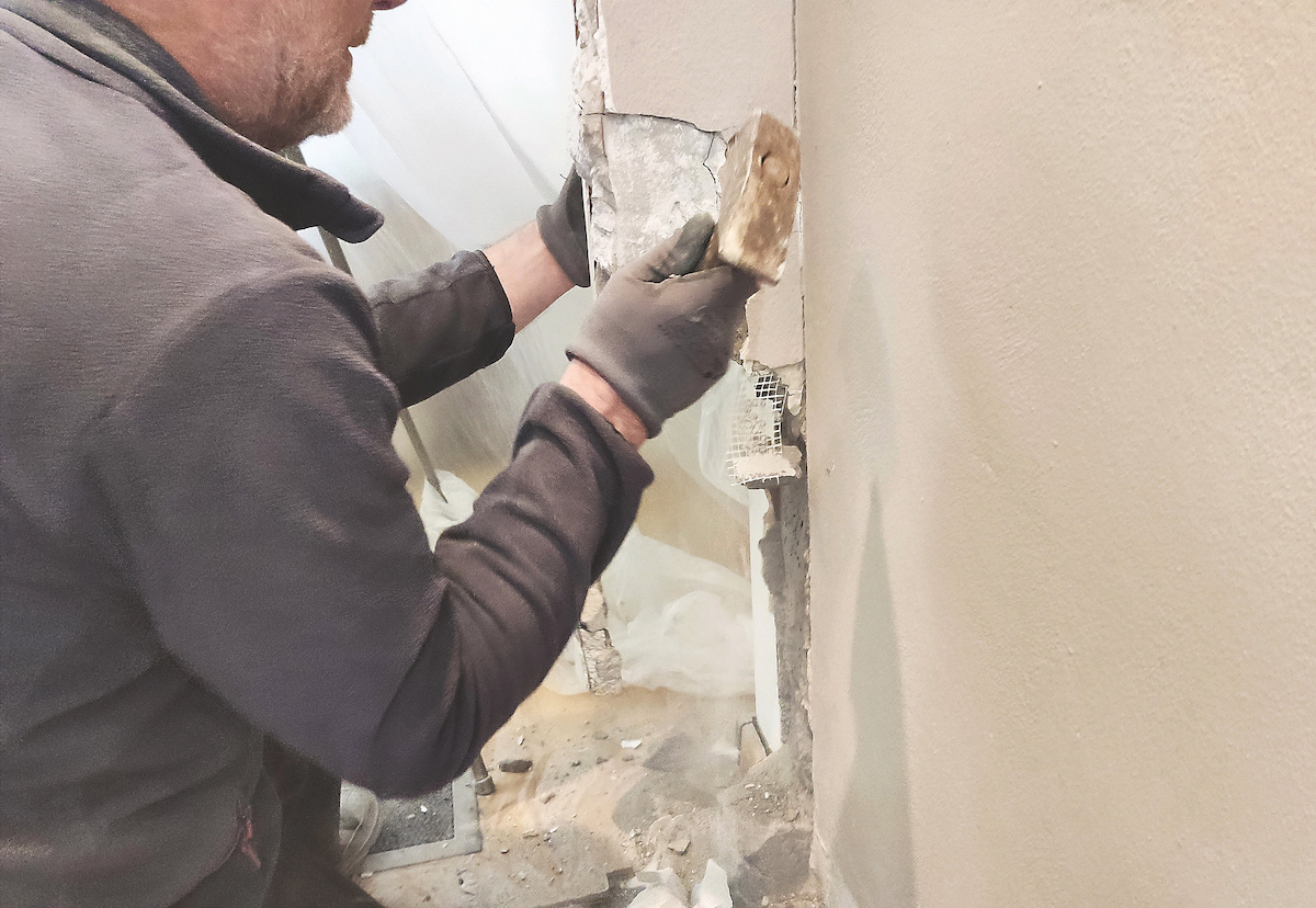 Ak vám zostane kúsok steny vedľa zárubne, môžete ju zbúrať a novú predsieň tak ešte o trochu zväčšiť. 