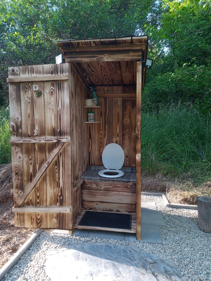 Drevená latrína s umývadlom