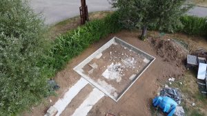 Stavba prístrešku pre auto a rekonštrukcia plota: 5. časť – betónovanie obrubníkov