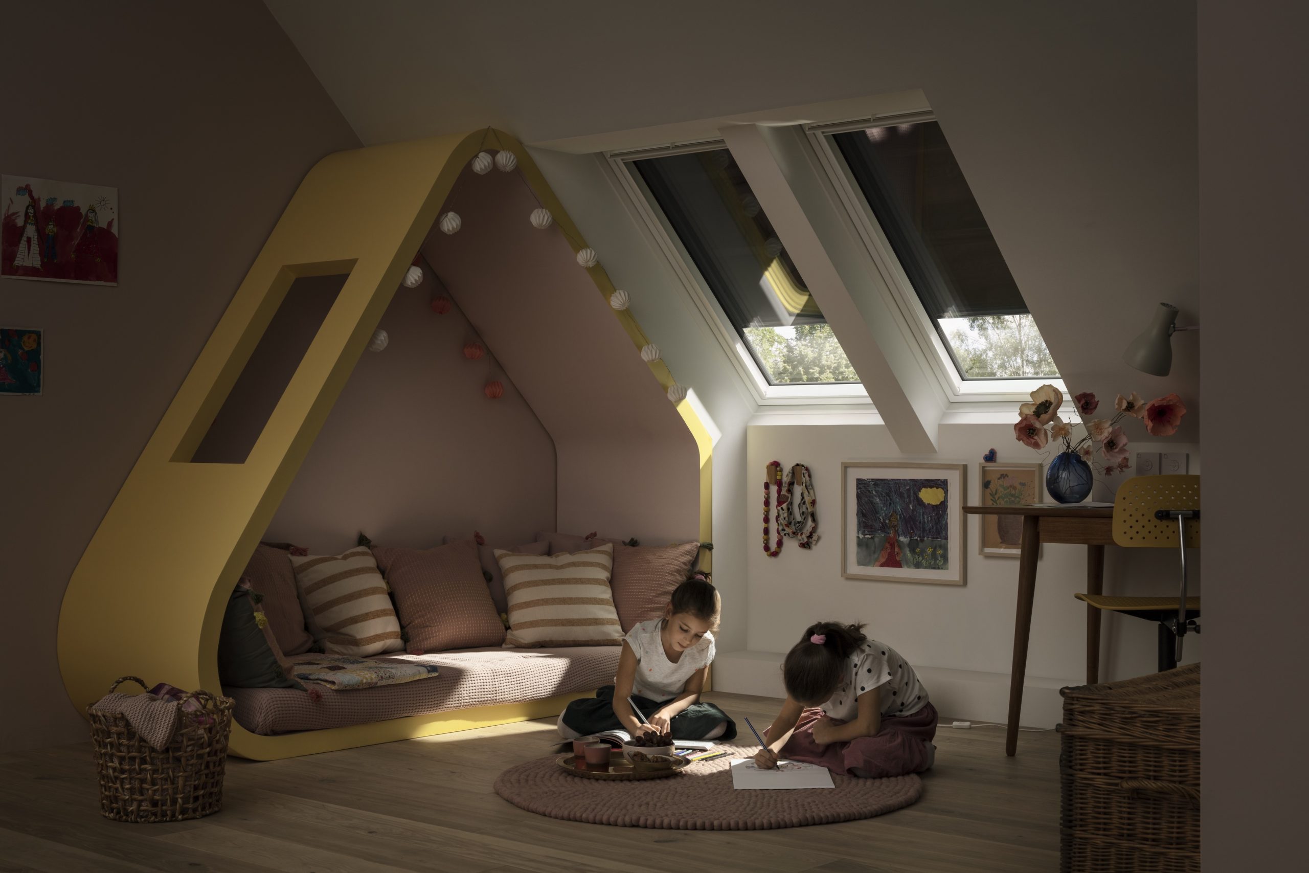 Strešné okno s roletami v modernej detskej izbe