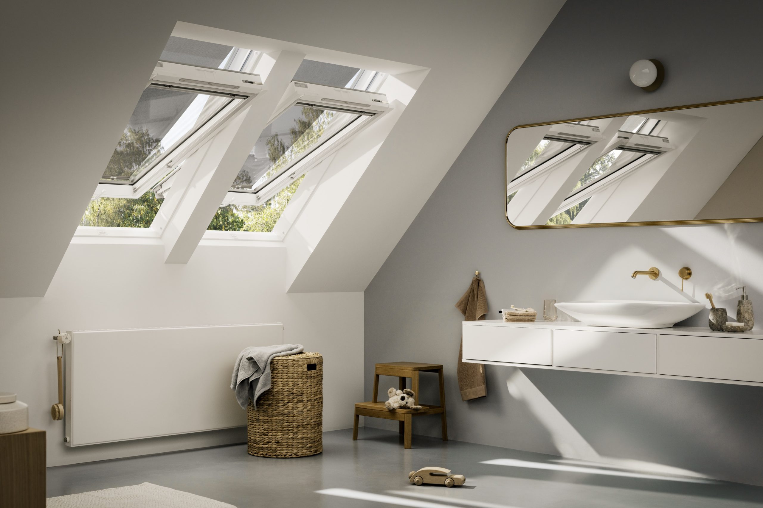 Strešné okno s roletami v modernej kúpeľni