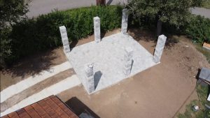 Stavba prístrešku pre auto a rekonštrukcia plota: 8. časť – pokládka betónovej dlažby