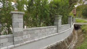 Stavba prístrešku pre auto a rekonštrukcia plota: 11. časť – stavba plota
