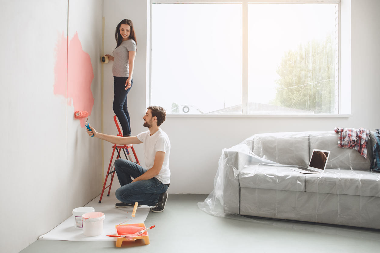 Dvojica maluje byt