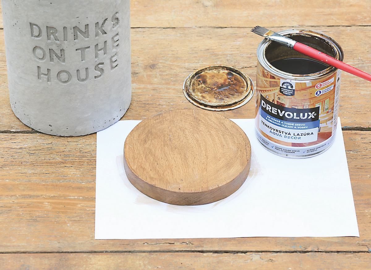 Z drevenej dosky si pomocou priamočiarej píly vypíľte kruh podľa obvodu odliatku, hrany dohladka vybrúste a natrite ho lazúrou na drevo.