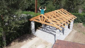 Stavba prístrešku pre auto a rekonštrukcia plota: 12. časť – stavba krovu na prístrešok
