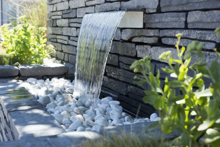 Sivý múrik s vodopádom v záhrade
